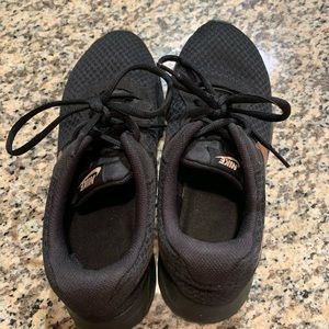 New w/o tags - never worn - black and gold Nike’s